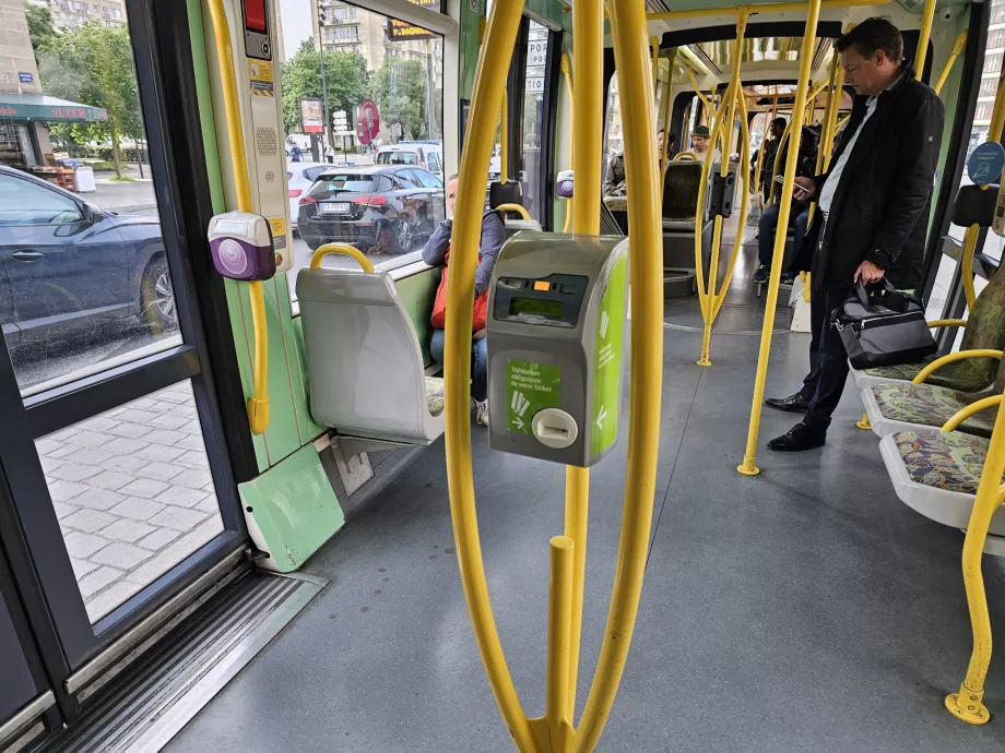 Fahrkartenentwerter in der Straßenbahn