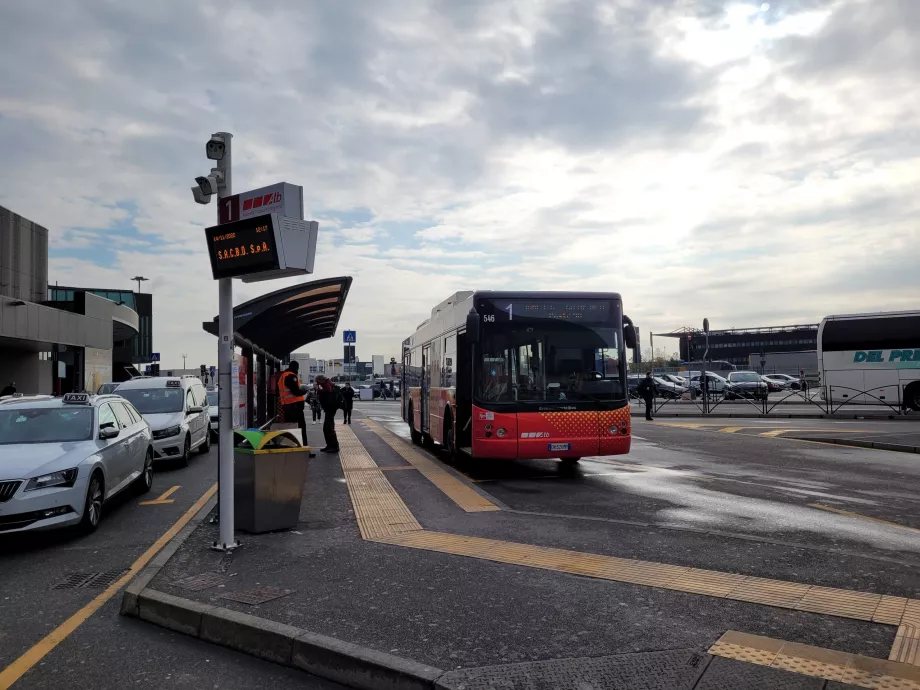 Bushaltestelle in Richtung Bergamo