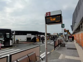 Bushaltestellen in Richtung Mailand