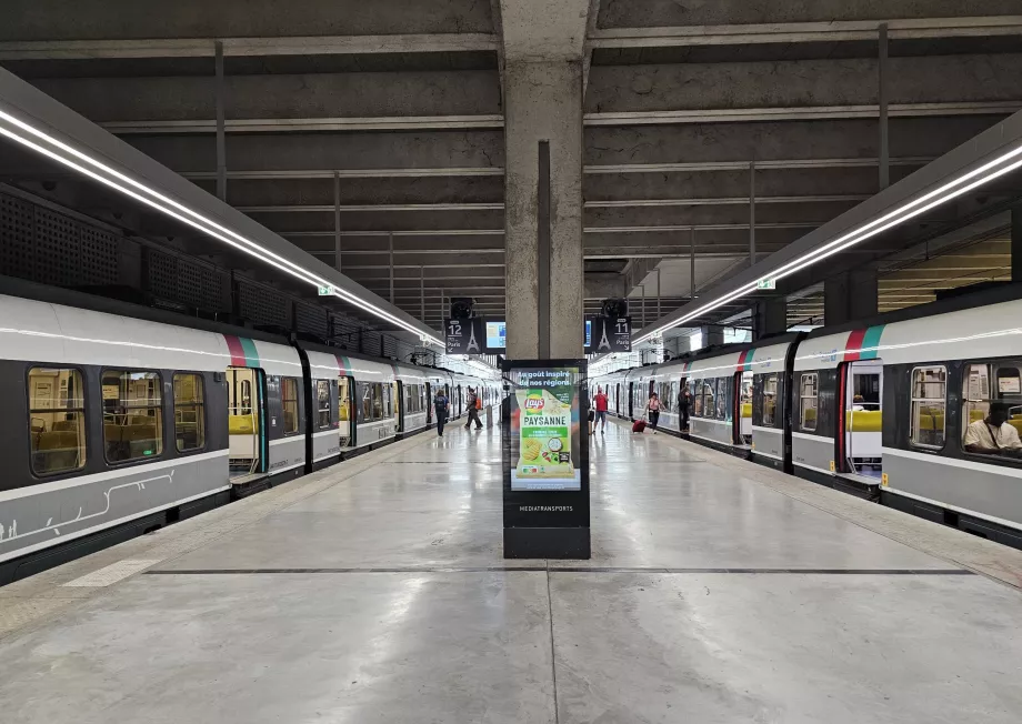 Bahnsteige der RER B-Züge - Terminals 2