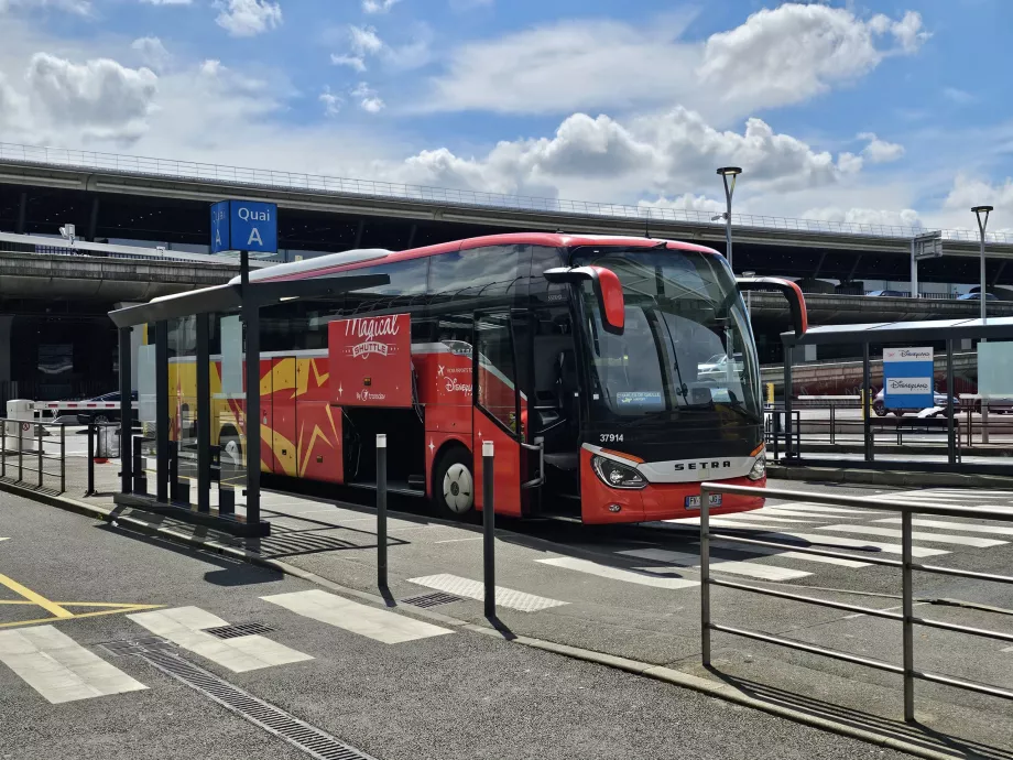 Bus nach Disneyland, Terminals 2E und 2F