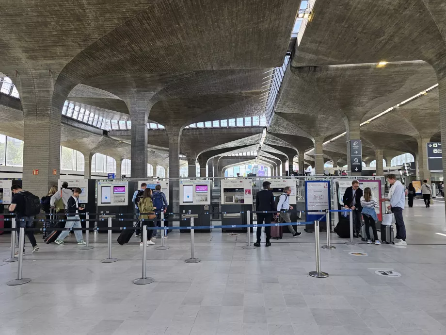 Fahrkartenautomaten der öffentlichen Verkehrsmittel im Bahnhof Roissypole