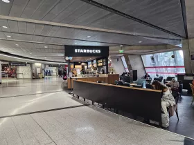 Starbucks, Terminal 1, öffentlicher Bereich