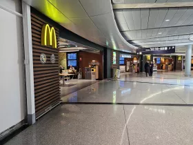 McDonald's, Terminal 1, öffentlicher Bereich