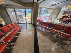 Sitzplätze im öffentlichen Bereich von Terminal 1