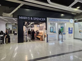 Supermarkt und Wechselstube in der Ankunftshalle von Terminal 1