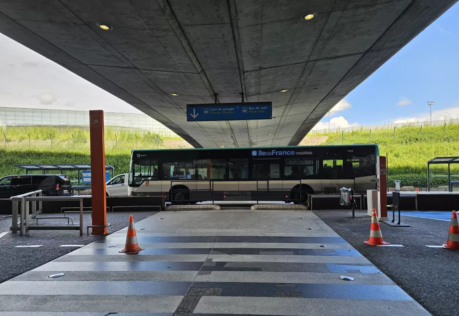 Buslinie 350 vor dem Terminal 1