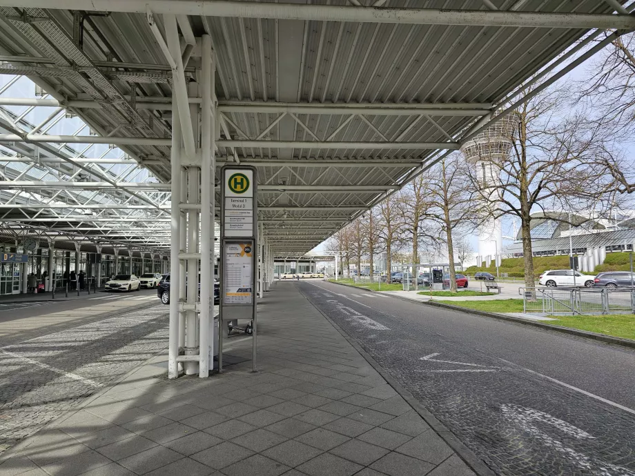 Lufthansa CityBus-Haltestelle vor dem Terminal 1