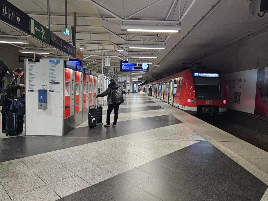 Fahrkartenautomaten auf dem Bahnsteig