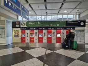 Fahrkartenautomaten für öffentliche Verkehrsmittel vor dem Eingang zum Bahnsteig