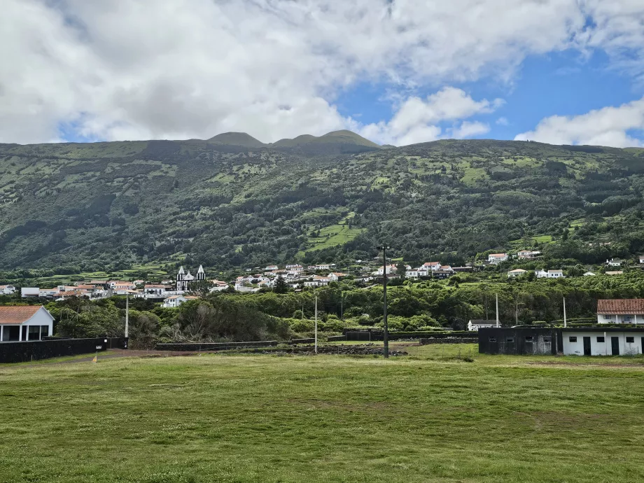 Das Dorf Prainha unter der Bergkette