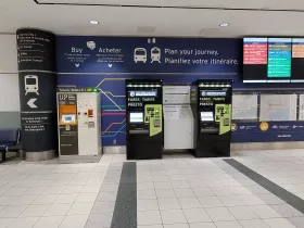Fahrkartenautomaten. UP Express Zug links, Busse rechts