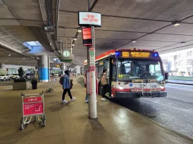 Bushaltestelle am Flughafen