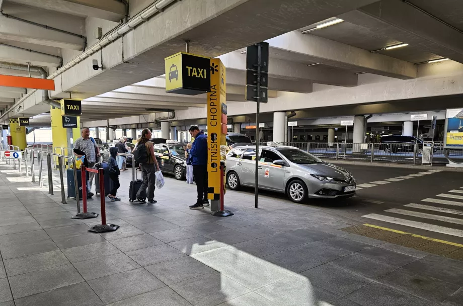 Taxistand vor der Ankunftshalle