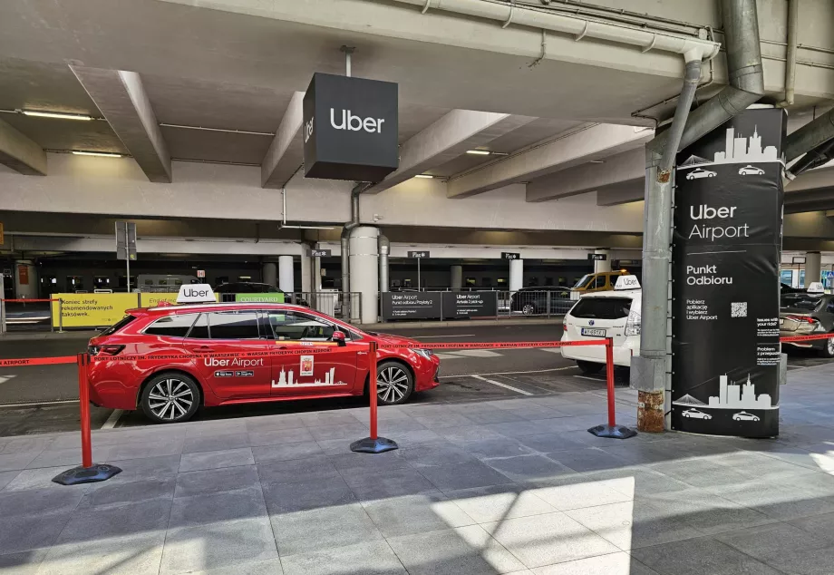 Uber Flughafen Haltestelle am Flughafen Warschau