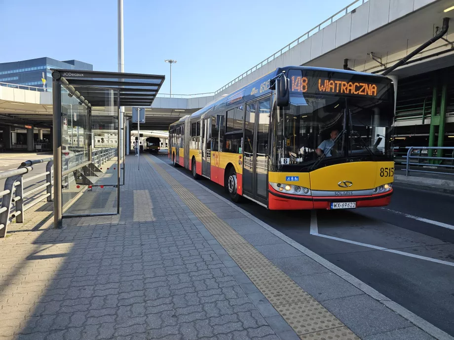 Buslinie 148 vor der Ankunftshalle