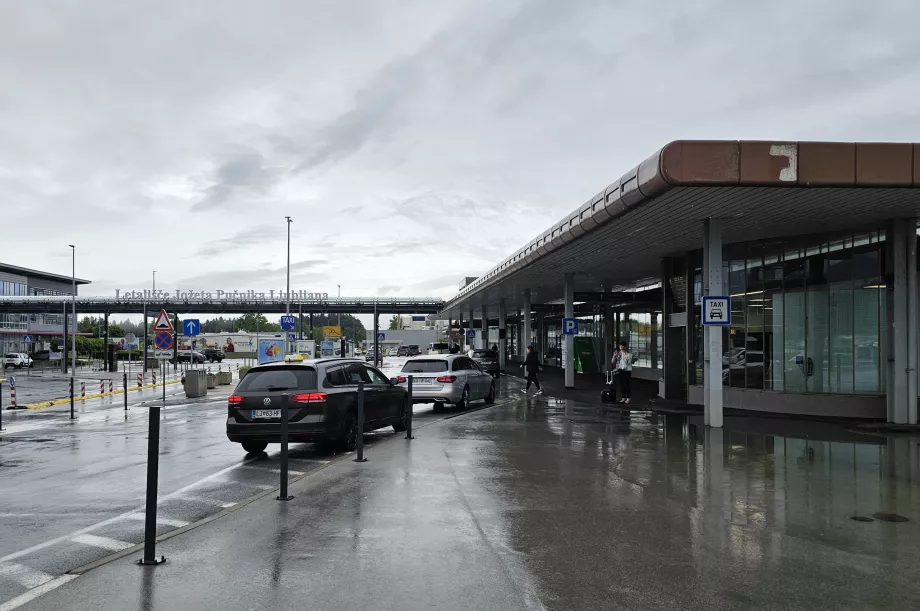 Taxistand vor der Ankunftshalle