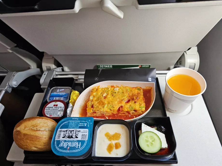 Frühstück auf einem europäischen Flug