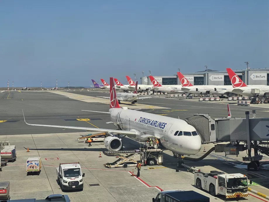 Flugzeug der Turkish Airlines auf dem Flughafen Istanbul