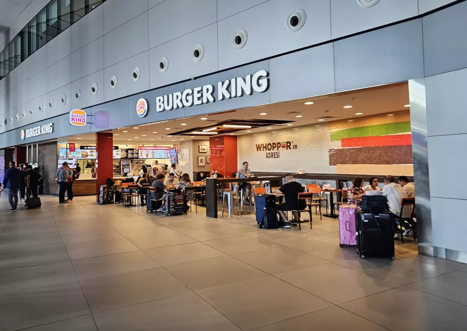 Buger King in der Ankunftshalle, öffentlicher Bereich