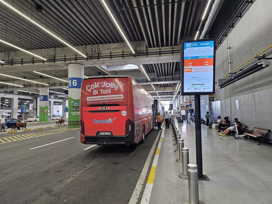 Bushaltestelle am Flughafen - Linie Richtung Taksim (Zentrum)