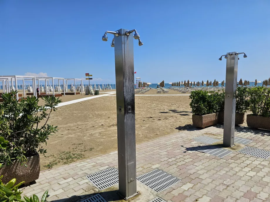 Duschen am Strand des Lido