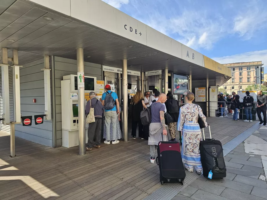 ACTV-Fahrkartenautomaten vor dem Bahnhof