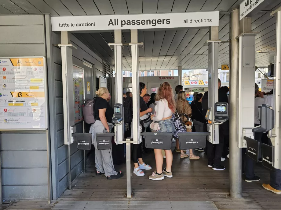 Drehkreuze am Eingang zum Hafenbecken vor dem Bahnhof