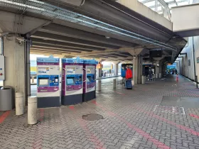 Fahrkartenautomaten für öffentliche Verkehrsmittel vor dem Terminal