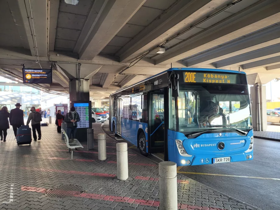 Haltestelle der öffentlichen Verkehrsmittel am Flughafen