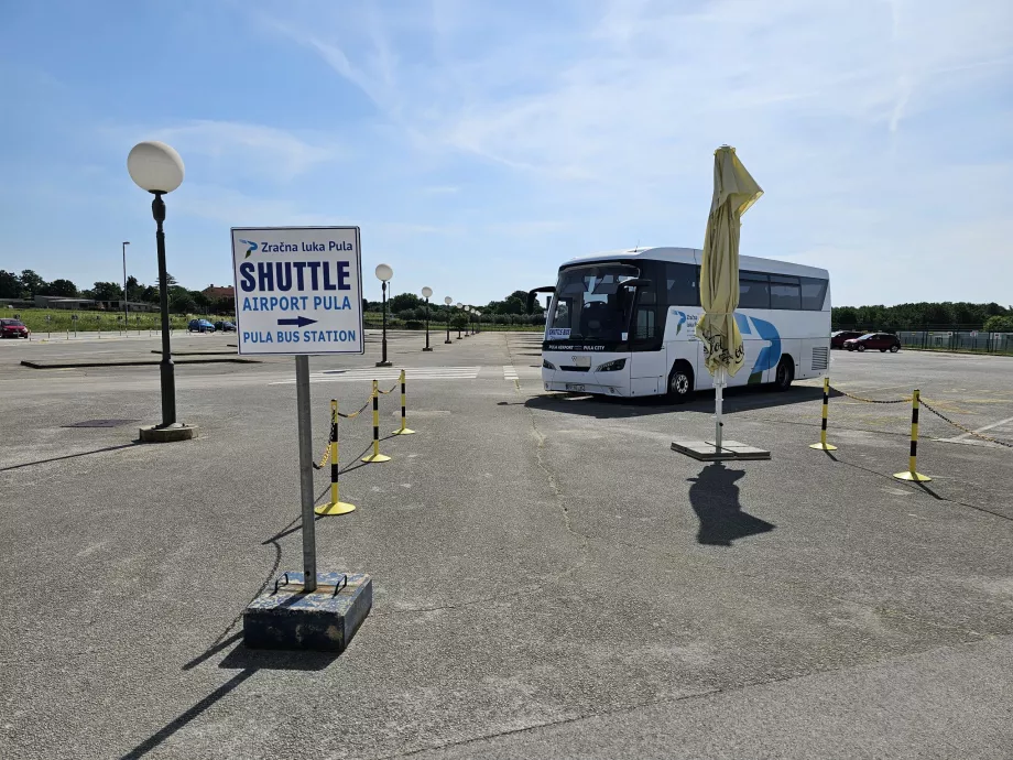 Bushaltestelle am Flughafen