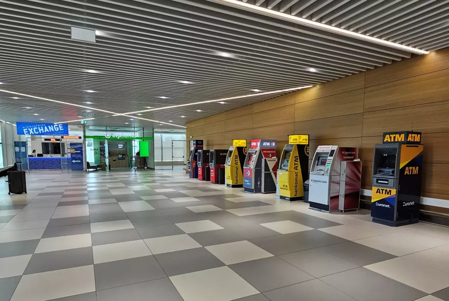 ATMs in der Ankunftshalle, Flughafen Split