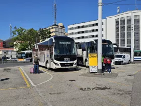 ATVO-Haltestelle in Richtung Flughafen, Piazzale Roma