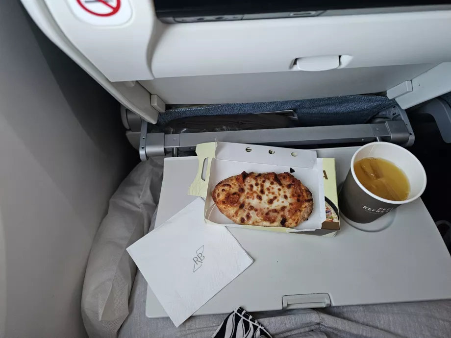 Snack vor der Landung auf einem Langstreckenflug der Royal Brunei Airlines