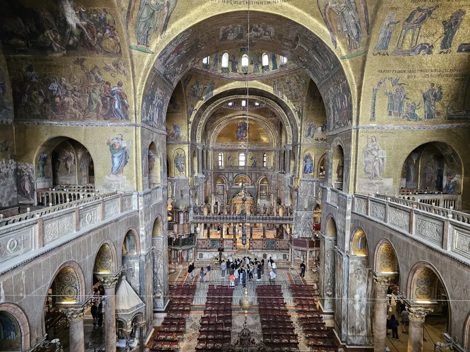 Blick auf die Basilika von der Galerie aus