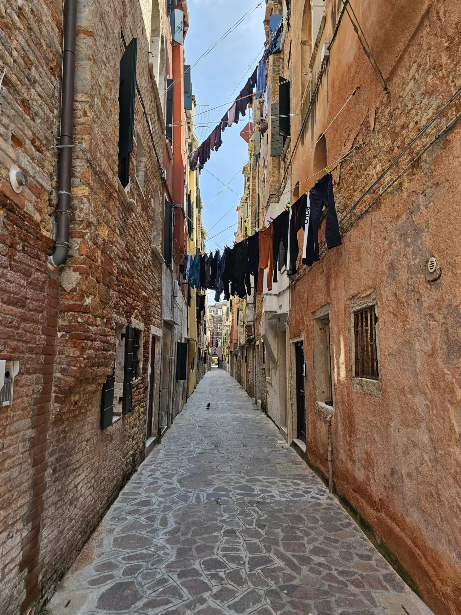 Wäsche aufhängen in den Straßen von Venedig