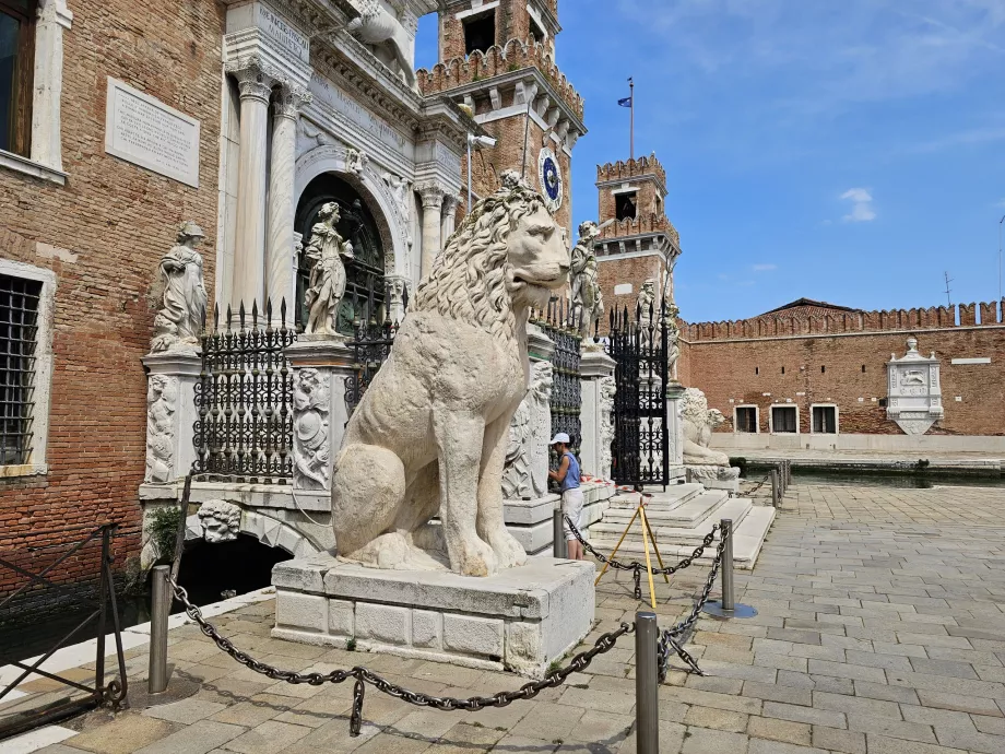 Statue eines Löwen vor den venezianischen Werften