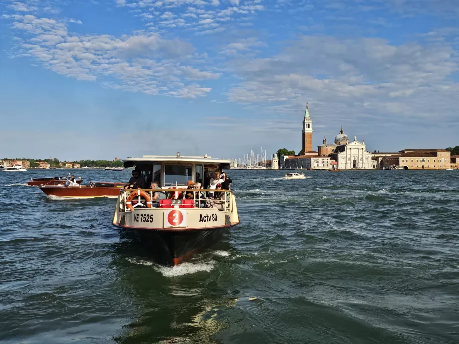 Vaporetto an der Piazza San Marco