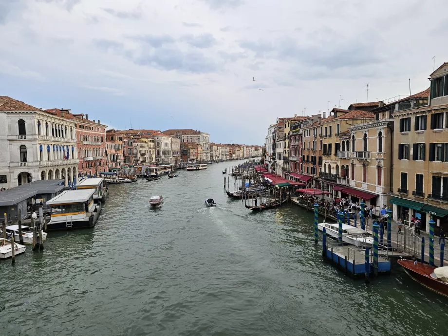 Blick von der Rialto-Brücke auf den Canal Grande