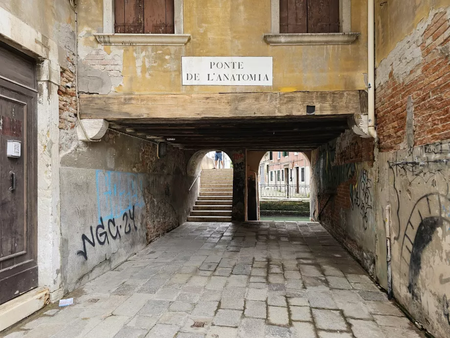 Passagen unter Häusern in Venedig