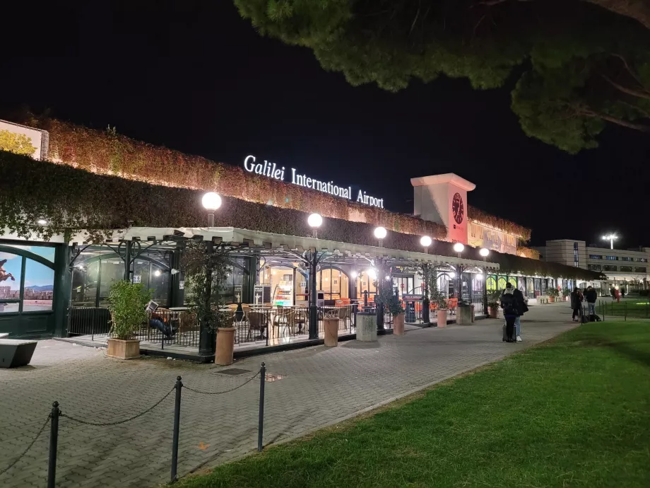 Ankunft am Flughafen Pisa