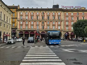 Die Busse 81, 91, 35 und 39 halten vor dem Hauptbahnhof Bologna.