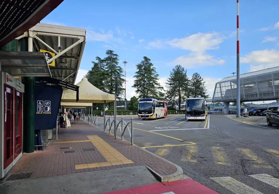 Haltestelle für Fernbusse, Nachtbusse und die Linie 54