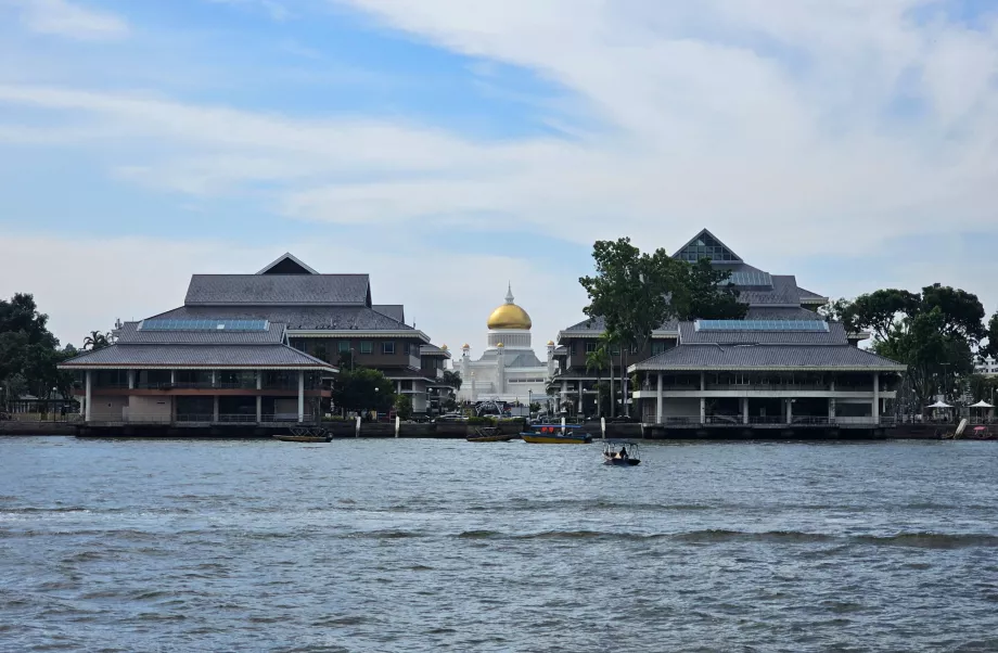 Blick auf die Omar Ali Saifuddien Moschee von Kampong Ayer aus