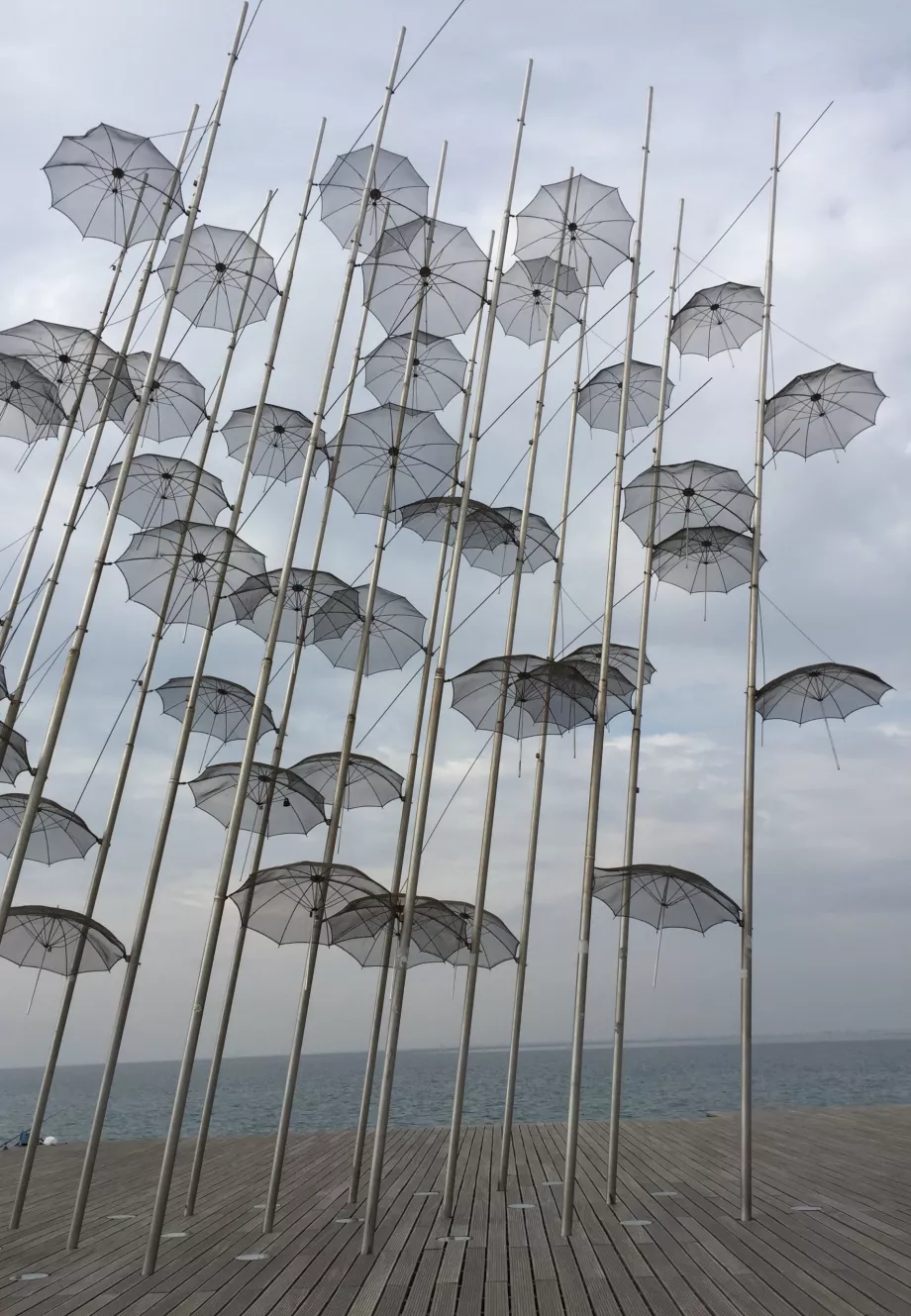 Skulptur aus Regenschirmen