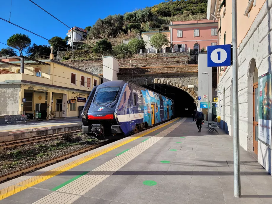 Zug aus Sestri Levante kommend