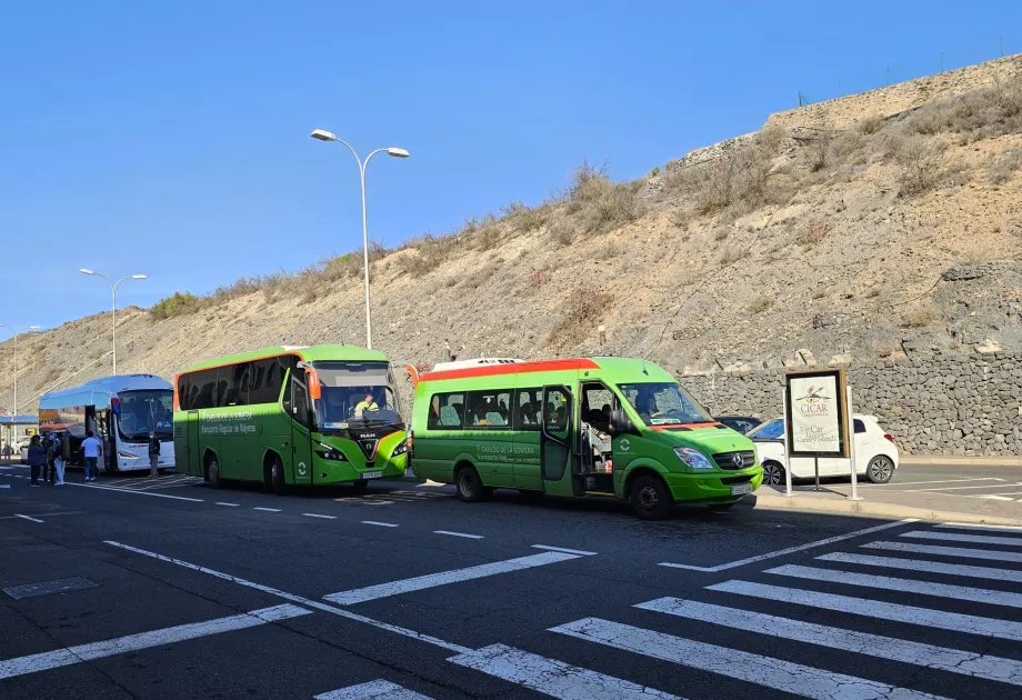 Bushaltestellen der öffentlichen Verkehrsmittel direkt vor dem Terminal