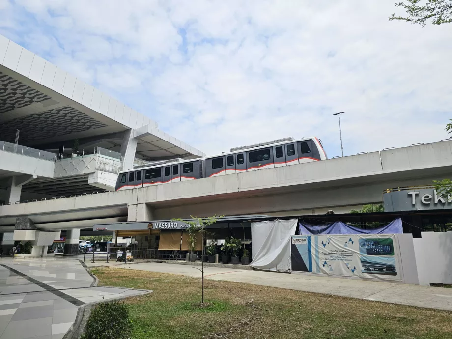 Zug zwischen den Terminals und zum Bahnhof