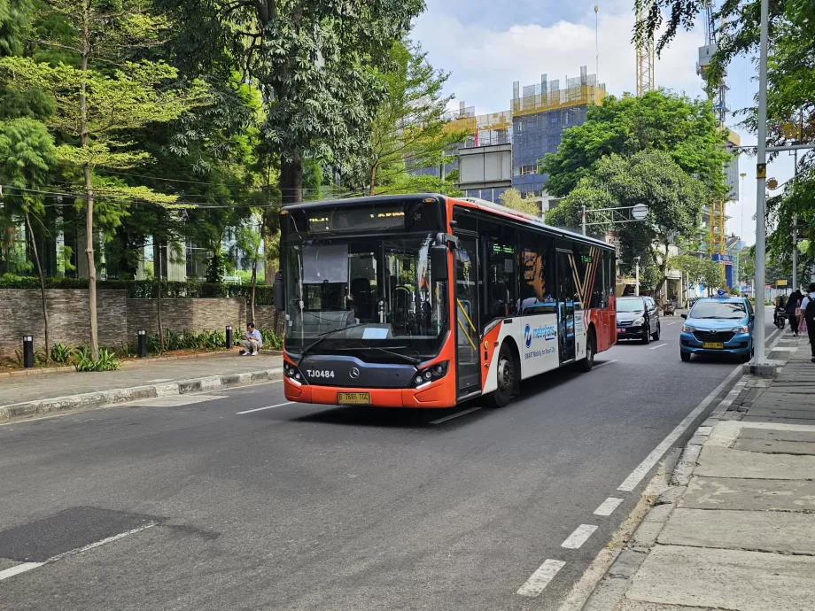 Langsamere rote und weiße Busse