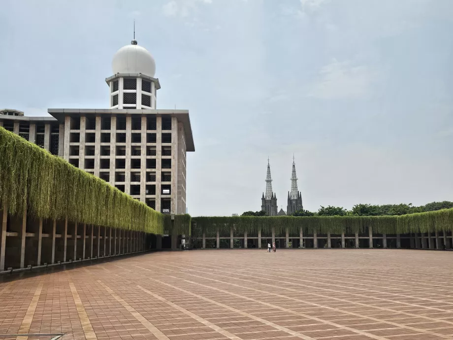 Istiqlal-Moschee mit der Kathedrale im Hintergrund